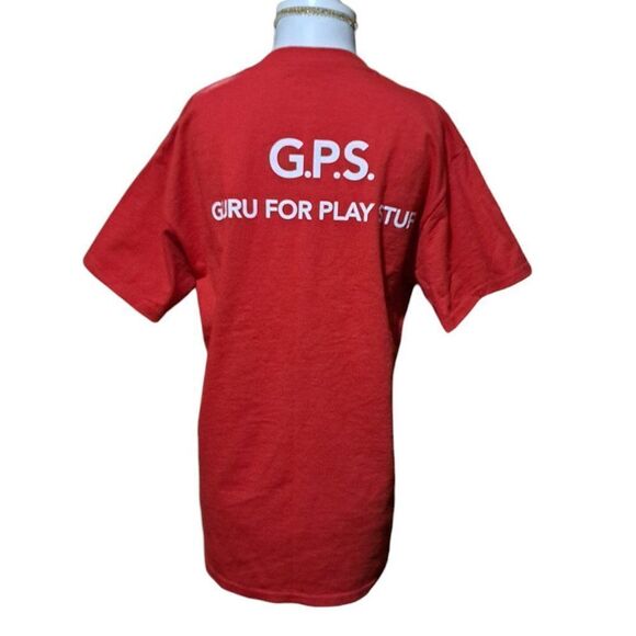 Toys RUs Employee Staff Uniform T Shirt GPS Guru for Play Stuff Men's Medium Red - Picture 6 of 7